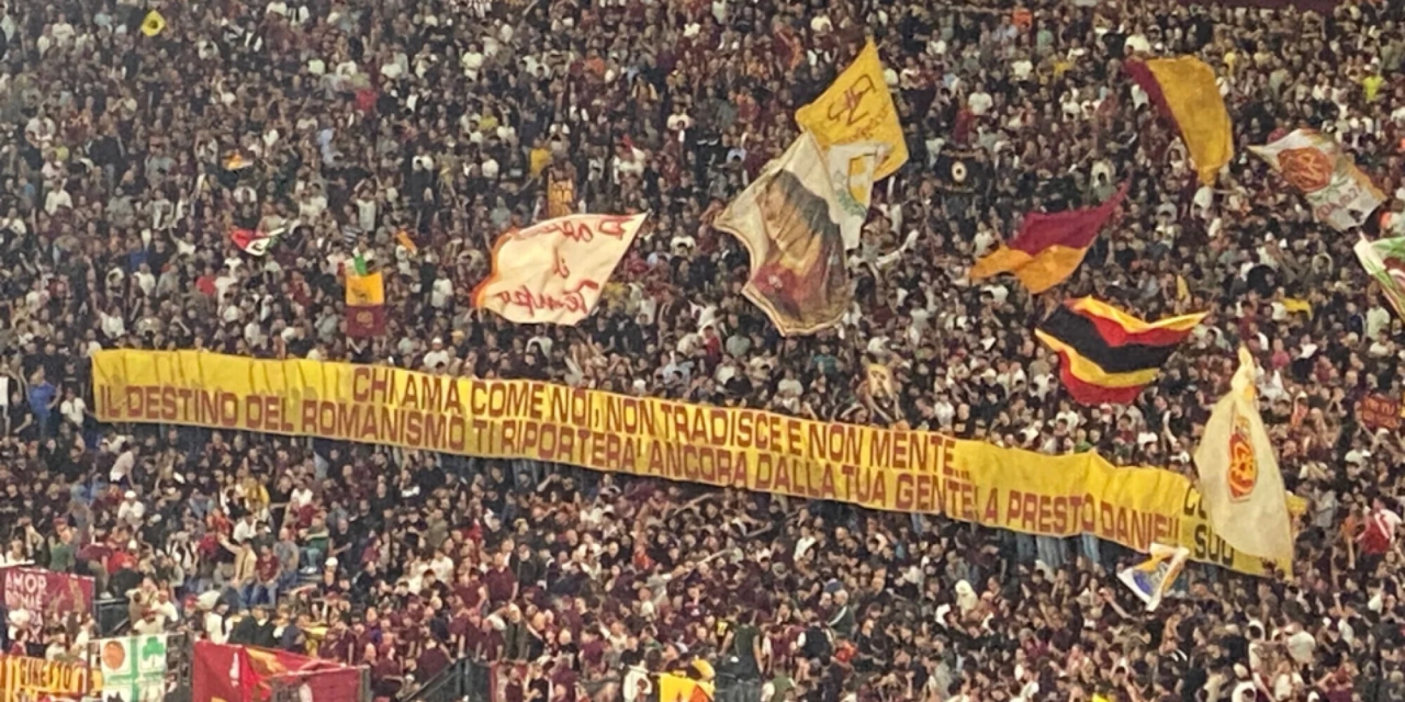 不滿俱樂部換帥！羅馬球迷在比賽中掛橫幅支持德羅西